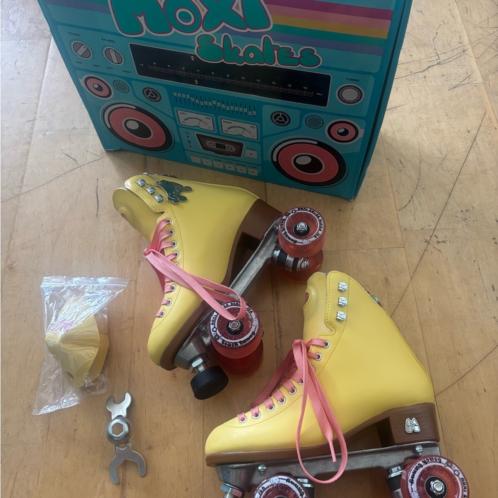 Moxi Beach Bunny Roller Skates